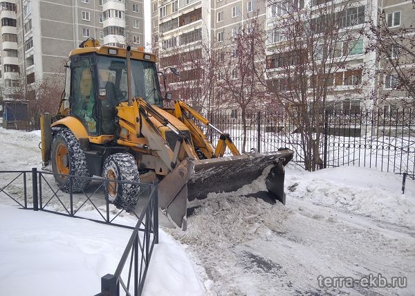 Уборка снега во дворе многоквартирного дома